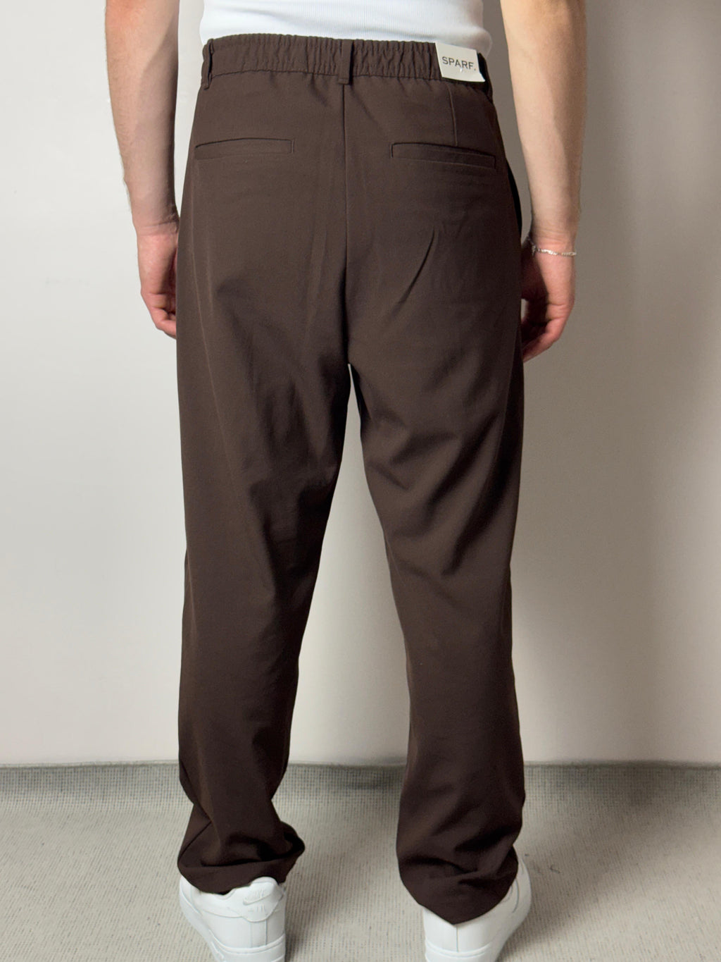 Kahverengi Relax Fit Erkek Kumaş Pantolon – Lastikli Bel Detaylı Premium Kesim